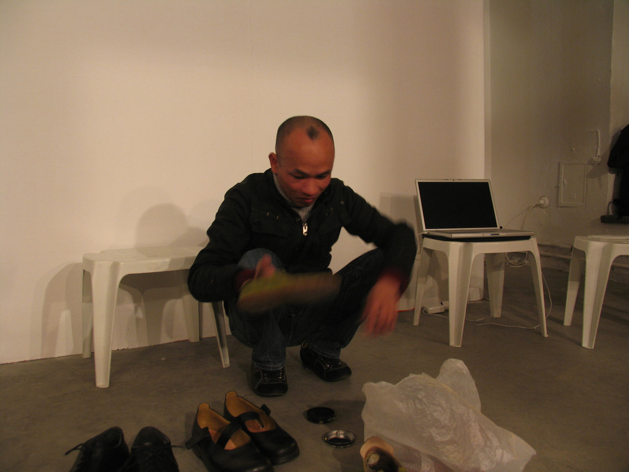 Photographic documentation of RYLLEGA Berlin (Performance by Truong Tan, 16 September 2008)